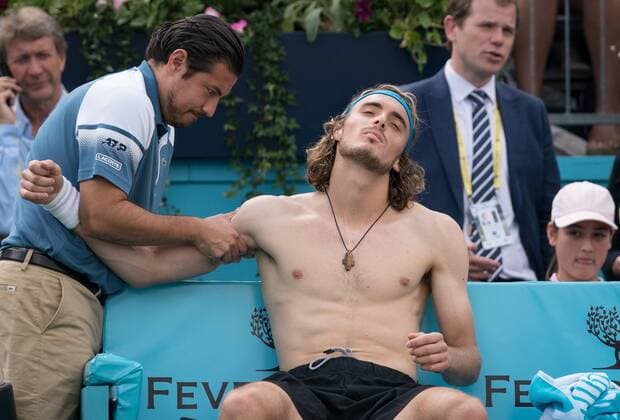 Sport Themen der Woche KW25 Sport Bilder des Tages Stefanos Tsitsipas of Greece receives treatment on an apparent shoulder injury during the FEVER-TREE Tennis Championships 2019 at The Queen s Club, London, England on 21 June 2019. Copyright: xAndyxRowlandx PMI-2875-0013