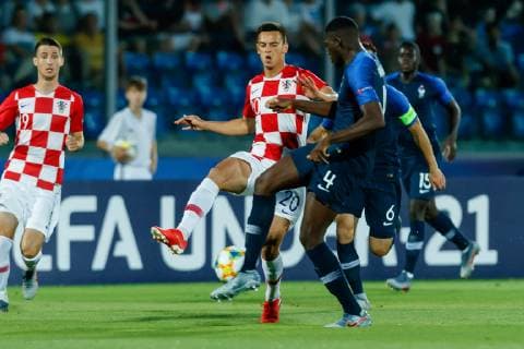 Triest, Italien, 20.06.2019, UEFA U-21 Europameisterschaft Italien 2019, Gruppenphase, Gruppe B, Deutschland - Serbien, Nikola Moro (CRO) und Ibrahima Konate (FRA) im Zweikampf ( Defodi-01048-183175