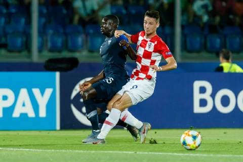 Triest, Italien, 20.06.2019, UEFA U-21 Europameisterschaft Italien 2019, Gruppenphase, Gruppe B, Deutschland - Serbien, Malang Sarr (FRA) und Marin Jakolis (CRO) im Zweikampf ( Defodi-01048-183181