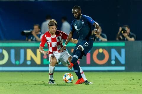 Triest, Italien, 20.06.2019, UEFA U-21 Europameisterschaft Italien 2019, Gruppenphase, Gruppe B, Deutschland - Serbien, Borna Sosa (CRO) und Jonathan Ikone (FRA) im Zweikampf ( Defodi-01048-183185
