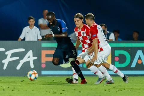 Triest, Italien, 20.06.2019, UEFA U-21 Europameisterschaft Italien 2019, Gruppenphase, Gruppe B, Deutschland - Serbien, Jonathan Ikone (FRA), Borna Sosa (CRO) und Luka Ivanusec (CRO) im Zweikampf ( Defodi-01048-183189