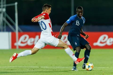 Serravalle, San Marino, 21.06.2019, UEFA U-21 Europameisterschaft Italien 2019, Gruppenphase, Gruppe C, Frankreich - Kroatien, Nikola Moro (CRO) und Malang Sarr (FRA) im Zweikampf ( Defodi-01048-183191