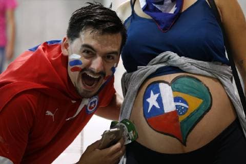 Sport Bilder des Tages Futbol, Ecuador vs Chile Copa America 2019 Hinchas de la selecciones chilena alientan a su equipo antes del partido del grupo C de la Copa America contra Ecuador disputado en el estadio Arena Fonte Nova de Salvador de Bahia, Brasil. 21 06 2019 Andres Pina Photosport Football, Ecuador vs Chile Copa America Championship 2019 Chile s fans cheer their team prior to the group C match of the Copa America Championship against Ecuador held at the Arena Fonte Nova stadium in Salvador de Bahia, Brazil. 21 06 2019 Andres Pina Photosport Ecuador vs Chile, Copa America 2019 