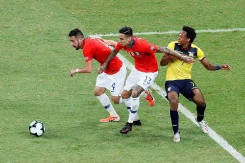 Chile s Mauricio Isla (L) and Erick Pulgar (C) vie for the ball against Ecuador s Romario Ibarra (R) the Copa America 2019 Group C soccer match between Ecuador and Chile, at Arena Fonte Nova Stadium in Salvador, Brazil, 21 June 2019. Ecuador vs. Chile !ACHTUNG: NUR REDAKTIONELLE NUTZUNG!  Copyright: xMauricioxDuenasxCastanedax SCA1249 20190622-636967636713697845