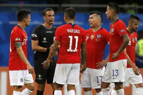 Futbol, Ecuador vs Chile Copa America 2019 El arbitro Patricio Loustau habla con los jugadores de la seleccion chilena durante el partido del grupo C de la Copa America contra Ecuador disputado en el estadio Arena Fonte Nova de Salvador de Bahia, Brasil. 21 06 2019 Andres Pina Photosport Football, Ecuador vs Chile Copa America Championship 2019 Referee Patricio Loustau speakes with Chile s players during the group C match of the Copa America Championship against Ecuador held at the Arena Fonte Nova stadium in Salvador de Bahia, Brazil. 21 06 2019 Andres Pina Photosport Ecuador vs Chile, Copa America 2019 