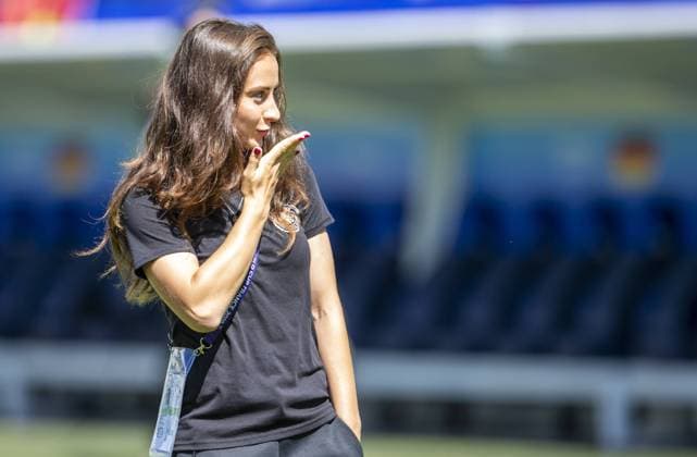 Frankreich, Grenoble, Stade des Alpes, 22.06.2019, Fussball - FIFA Frauen-WM - Achtelfinale - Deutschland - Nigeria Bild: v. l. Sara Däbritz (Deutschland, 13) mit einem Handkuss Copyright: HMBxMedia xHeikoxBecker