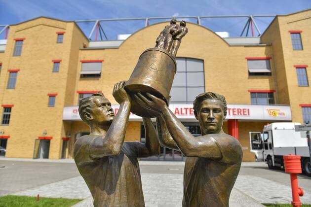 Pokalsieger-Denkmal von 1968, Stadion An der Alten Försterei, 1. FC Union Berlin, Köpenick, Treptow-Köpenick, Berlin, Deutschland