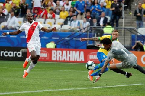 Brazil s Everton (R) in action against Peru s goalkeeper Pedro Gallese (C) during the Copa America 2019 Group A soccer match between Peru and Brazil, at Arena Corinthians Stadium in Sao Paulo, Brazil, 22 June 2019. Peru vs. Brazil !ACHTUNG: NUR REDAKTIONELLE NUTZUNG!  Copyright: xPauloxWhitakerx SCA1362 20190622-636968363604438341