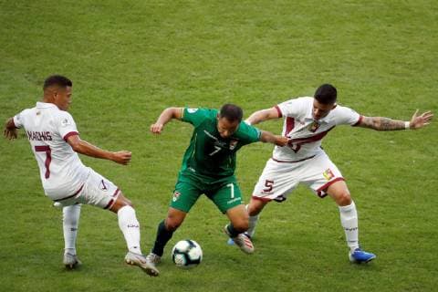 Venezuela s Machis (R) and Junior Moreno (L) vie for the ball with Bolivia s Leonel Vaca during the Copa America 2019 Group A soccer match between Bolivia and Venezuela, at the Mineirao Stadium, in Bello Horizonte, Brazil, 22 June 2019. Bolivia vs. Venezuela !ACHTUNG: NUR REDAKTIONELLE NUTZUNG!  Copyright: xPauloxFonsecax SCA1454 20190622-636968369389540618