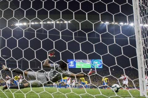 June 22nd 2019, Arena Corinthians Stadium, Sao Paulo, Brazil; Copa America international football tournament, Brazil versus Peru; Pedro Gallese of Peru dives for the penalty from Gabriel Jesus of Brazil  ActionPlus12146951 L& xe9;oxPinheiro