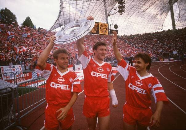 FC Bayern Muenchen holt offenbar Hans Dieter (Hansi) Flick als Co Trainer von Niko KOVAC. Archivfoto: Fussball Bundesliga, FC Bayern Muenchen Deutscher Meister 1990, Meisterfeier, die Mannschaft jubelt mit der Meisterschale, Olaf THON, Alan MAcINALLY und Hansi FLICK jubeln mit der Meisterschale, Ehrenrunde, 30.04.1990.