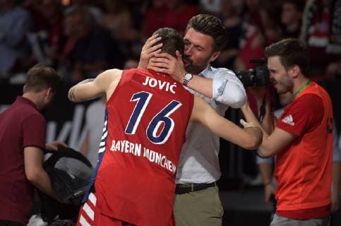 23.06.2019, xemx, Basketball BBL Playoff Finale Spiel 3, FC Bayern Basketball - Alba Berlin emspor, v.l. Stefan Jovic (FC Bayern Basketball 16) und Geschaeftsfuehrer Marko Pesic (FC Bayern Basketball) Schlussjubel, Mannschaft, Spieler, feiern ihren Sieg und die Meisterschaft (DFL DFB REGULATIONS PROHIBIT ANY USE OF PHOTOGRAPHS as IMAGE SEQUENCES and or QUASI-VIDEO) Muenchen