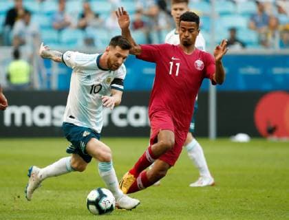 Argentina s Lionel Messi (L) vies for the ball with Qatar s Akram Afif during the Copa America 2019 Group B soccer match between Qatar and Argentina, at Arena do Gremio Stadium in Porto Alegre , Brazil, 23 June 2019. Qatar vs. Argentina !ACHTUNG: NUR REDAKTIONELLE NUTZUNG!  Copyright: xJosexMendezx SCA1550 20190623-636969226529561507