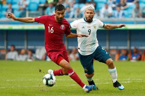 Argentina s Kun Aguerp (R) vies for the ball with Qatar s Boualem Khoukhi during the Copa America 2019 Group B soccer match between Qatar and Argentina, at Arena do Gremio Stadium in Porto Alegre , Brazil, 23 June 2019. Qatar vs. Argentina !ACHTUNG: NUR REDAKTIONELLE NUTZUNG!  Copyright: xJosexMendezx SCA1551 20190623-636969226563311306
