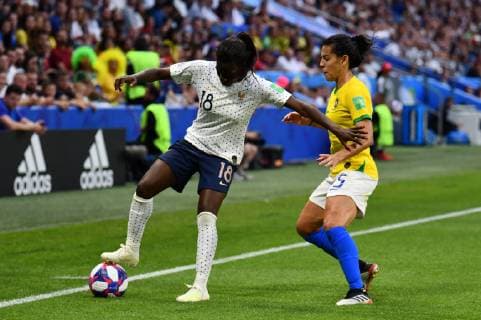 Viviane Asseyi (Frankreich) (18) schirmt den Ball gegen Thaisa (Brasilien) (5) ab, 23.06.2019, Le Havre (Frankreich), Fussball, FIFA Frauen-WM 2019, Achtellfinale Frankreich - Brasilien, FIFA REGULATIONS PROHIBIT ANY USE OF PHOTOGRAPHS AS IMAGE SEQUENCES AND OR QUASI-VIDEO.