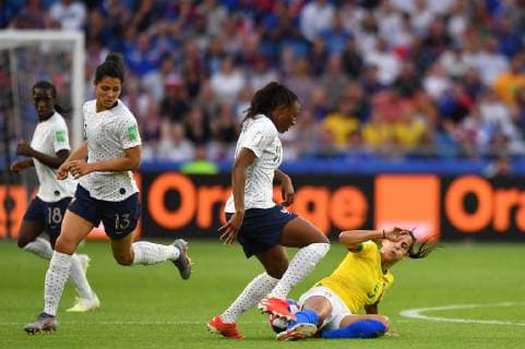 Kadidiatou Diani (Frankreich) (11) mit Ball Thaisa (Brasilien) (5) kommt angegrätscht, 23.06.2019, Le Havre (Frankreich), Fussball, FIFA Frauen-WM 2019, Achtellfinale Frankreich - Brasilien, FIFA REGULATIONS PROHIBIT ANY USE OF PHOTOGRAPHS AS IMAGE SEQUENCES AND OR QUASI-VIDEO.