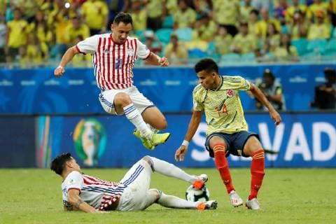 Colombia s Luis Diaz (R) vies for the ball with Paraguay s Ivan Piris (up) during the Copa America 2019 Group B soccer match between Colombia and Paraguay, at Arena Fonte Nova Stadium in Salvador, Brazil, 23 June 2019. Colombia vs. Paraguay !ACHTUNG: NUR REDAKTIONELLE NUTZUNG!  Copyright: xMauricioxDuenasxCastanedax SCA16111 20190623-636969256395307966
