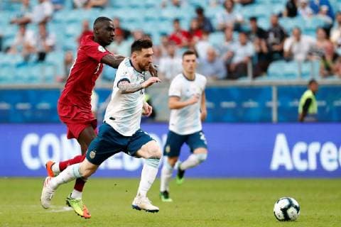 Argentina s Lionel Messi (R) vies for the ball with Qatar s Almoez Abdulla during the Copa America 2019 Group B soccer match between Qatar and Argentina, at Arena do Gremio Stadium in Porto Alegre , Brazil, 23 June 2019. Qatar vs. Argentina !ACHTUNG: NUR REDAKTIONELLE NUTZUNG!  Copyright: xSebastiaoxMoreirax SCA1584 20190623-636969260207030960