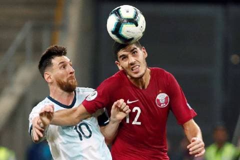 Argentina s Lionel Messi (L) vies for the ball with Qatar s Karim Boudiaf during the Copa America 2019 Group B soccer match between Qatar and Argentina, at Arena do Gremio Stadium in Porto Alegre , Brazil, 23 June 2019. Qatar vs. Argentina !ACHTUNG: NUR REDAKTIONELLE NUTZUNG!  Copyright: xJosexMendezx SCA15104 20190623-636969272999580511