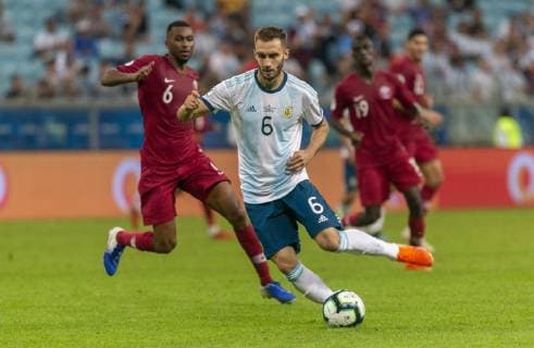 Qatar vs Argentina PORTO ALEGRE, RS - 23.06.2019: QATAR VS ARGENTINA - Germán Pezzella is bidding during a match between Qatar and Argentina, valid for the 2019 Copa América group stage, held this Sunday (23) at the Grêmio Arena in Porto Alegre, RS. (Photo: Raul Pereira Fotoarena) x1751893x  RaulxPereira