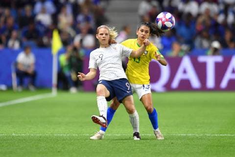 Eugenie Le Sommer (Frankreich) (9) spielt den Ball vor Leticia Santos (Brasilien) (13), 23.06.2019, Le Havre (Frankreich), Fussball, FIFA Frauen-WM 2019, Achtellfinale Frankreich - Brasilien, FIFA REGULATIONS PROHIBIT ANY USE OF PHOTOGRAPHS AS IMAGE SEQUENCES AND OR QUASI-VIDEO.