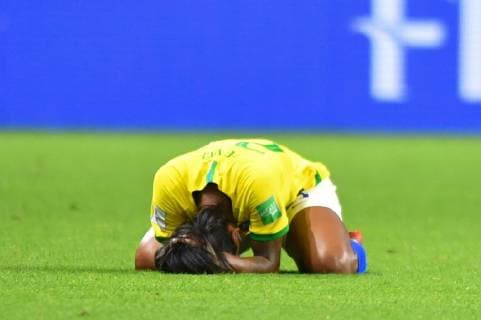 Geyse (Brasilien) (23) heulend am Boden, 23.06.2019, Le Havre (Frankreich), Fussball, FIFA Frauen-WM 2019, Achtelfinale Frankreich - Brasilien, FIFA REGULATIONS PROHIBIT ANY USE OF PHOTOGRAPHS AS IMAGE SEQUENCES AND OR QUASI-VIDEO.