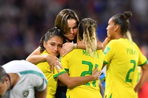 Leticia Santos (Brasilien) (13) wird von Erika (Brasilien) und Monica (Brasilien) (21) getröstet nach der Achtelfinal-Niederlage, 23.06.2019, Le Havre (Frankreich), Fussball, FIFA Frauen-WM 2019, Achtelfinale Frankreich - Brasilien, FIFA REGULATIONS PROHIBIT ANY USE OF PHOTOGRAPHS AS IMAGE SEQUENCES AND OR QUASI-VIDEO.