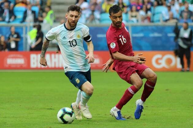 23rd June 2019; Arena do Gr& xea;mio, Porto Alegre, Rio Grande do Sul, Brazil; Copa America International football, Qatar versus Argentina; Boualem Khoukhi of Qatar sees Lionel Messi of Argentina turn away from the challenge  ActionPlus12147513 MaxxPeixoto
