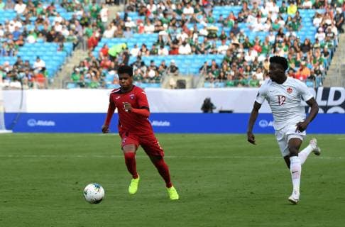 Cuban Daniel Morejon (L) vies for the ball with Canadian Alphonso Davies (R) during a Copa Oro match between Cuba and Canada at the Bank of America Stadium, in Charlotte, United States, 23 June 2019. Canada vs. Cuba !ACHTUNG: NUR REDAKTIONELLE NUTZUNG!  Copyright: xWalterxGomezx AME6068 20190624-636969408028450151
