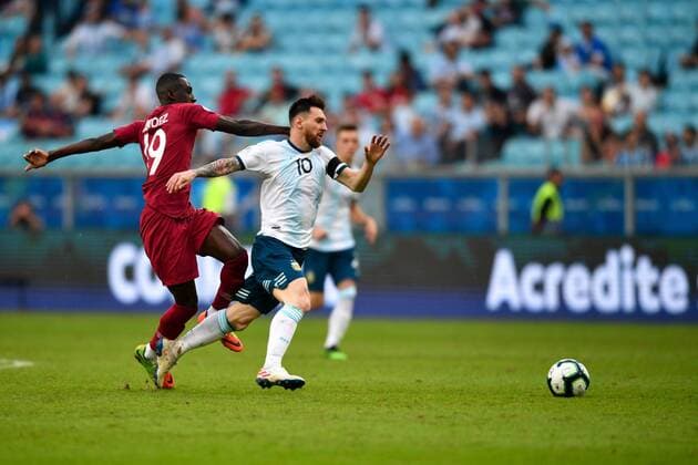 (190624) -- PORTO ALEGRE, June 24, 2019 (Xinhua) -- Argentina s Lionel Messi (R) vies with Almoez Abdulla of Qatar during the Group B match between Argentina and Qatar at the Copa America 2019, in Porto Alegre, Brazil, June 23, 2019. Argentina won 2-0. (Xinhua Xin Yuewei) (SP)BRAZIL-PORTO ALEGRE-SOCCER-COPA AMERICA 2019-ARGENTINA VS QATAR 
