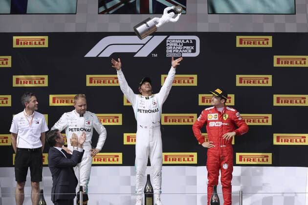 HAMILTON Lewis F1 Team Mercedes AMG Sieger bei der Siegerehrung mit Pokal mit BOTTAS und LECLERC Formel 1 GP 2019 Frankreich am 23.06.2019 in Le Castellet