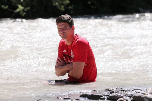 Sport Themen der Woche KW26 Sport Bilder des Tages BAU 24.06.2019 Kitzbühel Fußball VfB Stuttgart im Trainingslager, Erfrischung im Fluss Ache, Mario Gomez *** BAU 24 06 2019 Kitzbühel Football VfB Stuttgart in training camp, refreshment in the river Ache, Mario Gomez