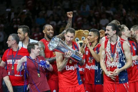Stefan Jovic 16 (FC Bayern Basketball) haelt den Pokal beim Siegerfoto, Chef-Trainer Dejan Radonjic (FC Bayern Basketball), Derrick Williams 23 (FC Bayern Basketball), Maodo Lo 12 (FC Bayern Basketball), Nihad Djedovic 14 (FC Bayern Basketball), FC Bayern Basketball vs. Alba Berlin, Basketball, BBL, Playoffs, Finale 23.06.2019 Muenchen Bayern Deutschland