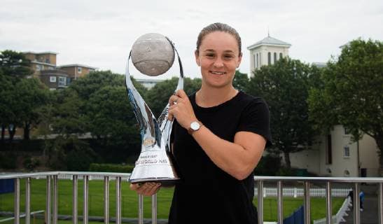 Sport Bilder des Tages June 24, 2019 - Birmingham, GREAT BRITAIN - Ashleigh Barty of Australia poses with the Chris Evert World No.1 trophy ahead of the 2019 Nature Valley International WTA, Tennis Damen Premier tennis tournament Nature Valley International 2019, Tennis, Eastbourne, Great Britain - June 24 - ZUMAa181 20190624_zaa_a181_012 Copyright: xAFP7x