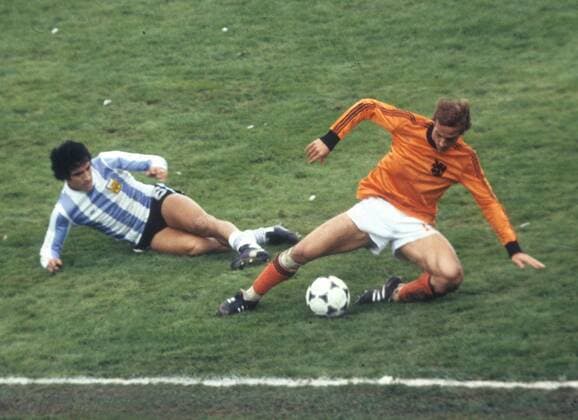 Fußball-Weltmeisterschaft 1978 in Argentinen. Finale: Argentinien - Niederlande 3:1 n.V. 25.06.1978 in Buenos Aires. Americo Gallego (Arg. li.) und Rob Rensenbrink (NL). *** World Cup 1978 in Argentina Final Argentina Netherlands 3 1 n V 25 06 1978 in Buenos Aires Americo Gallego Arg li and Rob Rensenbrink NL HM