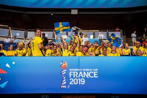 190624 Fans of Sweden during the FIFA WomenÂ s World Cup round of sixteen match between Sweden and Canada on June 24, 2019 in Paris. Photo: Simon Hastegard Bildbyran Kod SH 180086 bbeng fotboll football fotball soccer dam women kvinner frankrike france vm vm 2019 verdensmesterskap världsmästerskap fifa women s world cup 2019 world cup attondelsfinal knockout stage canada kanada sverige sweden fan supporter läktare publik Copyright: SIMONxHASTEGARD BB190624SH009