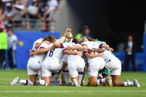 USA Girls bilden einen Kreis und knien sich nieder, 24.06.2019, Reims (Frankreich), Fussball, FIFA Frauen-WM 2019, Achtelfinale Spanien - USA, FIFA REGULATIONS PROHIBIT ANY USE OF PHOTOGRAPHS AS IMAGE SEQUENCES AND OR QUASI-VIDEO.