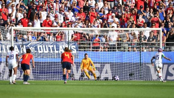 Sandra Panos (Torhüterin , Spanien (13) erwartet den zweiten Elfmeter des Abends von Megan Rapinoe (USA) (15), 24.06.2019, Reims (Frankreich), Fussball, FIFA Frauen-WM 2019, Achtelfinale Spanien - USA, FIFA REGULATIONS PROHIBIT ANY USE OF PHOTOGRAPHS AS IMAGE SEQUENCES AND OR QUASI-VIDEO.