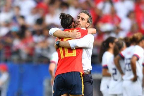 Jorge Vilda (Coach , Trainer) umarmt seine Spielerin Jennifer Hermoso (Spanien) (10), 24.06.2019, Reims (Frankreich), Fussball, FIFA Frauen-WM 2019, Achtelfinale Spanien - USA, FIFA REGULATIONS PROHIBIT ANY USE OF PHOTOGRAPHS AS IMAGE SEQUENCES AND OR QUASI-VIDEO.
