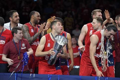 23.06.2019, xemx, Basketball BBL Playoff Finale Spiel 3, FC Bayern Basketball - Alba Berlin emspor, v.l. Schlussjubel, Mannschaft, Spieler, feiern ihren Sieg und die Meisterschaft mit Pokal Stefan Jovic (FC Bayern Basketball 16) mit Pokal (DFL DFB REGULATIONS PROHIBIT ANY USE OF PHOTOGRAPHS as IMAGE SEQUENCES and or QUASI-VIDEO) Muenchen