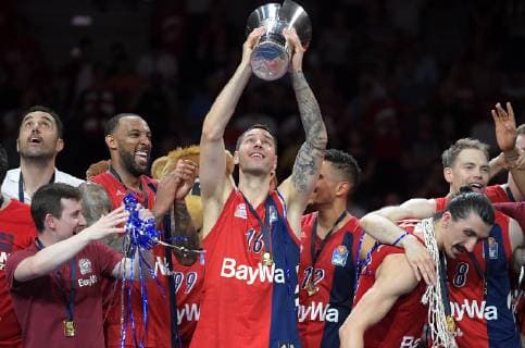 23.06.2019, xemx, Basketball BBL Playoff Finale Spiel 3, FC Bayern Basketball - Alba Berlin emspor, v.l. Schlussjubel, Mannschaft, Spieler, feiern ihren Sieg und die Meisterschaft mit Pokal Stefan Jovic (FC Bayern Basketball 16) mit Pokal (DFL DFB REGULATIONS PROHIBIT ANY USE OF PHOTOGRAPHS as IMAGE SEQUENCES and or QUASI-VIDEO) Muenchen