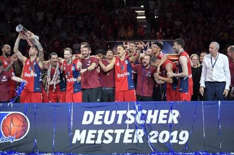 23.06.2019, xemx, Basketball BBL Playoff Finale Spiel 3, FC Bayern Basketball - Alba Berlin emspor, v.l. Schlussjubel, Mannschaft, Spieler, feiern ihren Sieg und die Meisterschaft mit Pokal Stefan Jovic (FC Bayern Basketball 16) mit Pokal (DFL DFB REGULATIONS PROHIBIT ANY USE OF PHOTOGRAPHS as IMAGE SEQUENCES and or QUASI-VIDEO) Muenchen