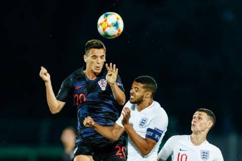 Serravalle, San Marino, 24.06.2019, UEFA U-21 Europameisterschaft Italien 2019, Gruppenphase, Gruppe C, Kroatien - England, Nikola Moro (CRO) und Jake Clarke-Salter (GBR) im Zweikampf ( Defodi-01048-184127