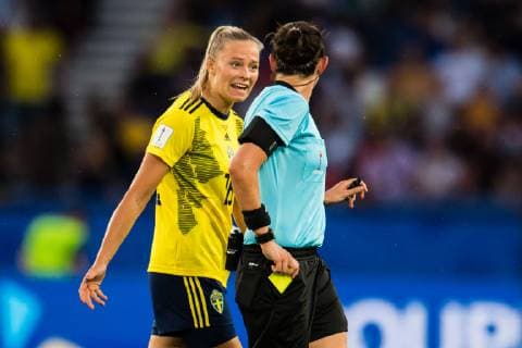 190624 Fridolina Rolfö of Sweden gets a yellow card from Referee Kate Jacewicz during the FIFA WomenÂ s World Cup round of sixteen match between Sweden and Canada on June 24, 2019 in Paris. Photo: Simon Hastegard Bildbyran Kod SH 180086 bbeng fotboll football fotball soccer dam women kvinner frankrike france vm vm 2019 verdensmesterskap världsmästerskap fifa women s world cup 2019 world cup attondelsfinal knockout stage canada kanada sverige sweden Copyright: SIMONxHASTEGARD BB190624SH059