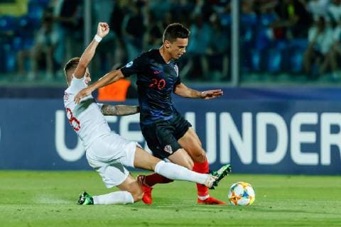 Serravalle, San Marino, 24.06.2019, UEFA U-21 Europameisterschaft Italien 2019, Gruppenphase, Gruppe C, Kroatien - England, James Maddison (GBR) und Lloyd Kelly (GBR) im Zweikampf ( Defodi-01048-184147