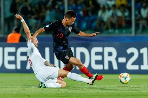 Serravalle, San Marino, 24.06.2019, UEFA U-21 Europameisterschaft Italien 2019, Gruppenphase, Gruppe C, Kroatien - England, James Maddison (GBR) und Lloyd Kelly (GBR) im Zweikampf ( Defodi-01048-184148