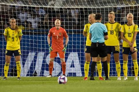 190624 Goalkeeper Hedvig Lindahl of Sweden during the FIFA WomenÂ s World Cup round of sixteen match between Sweden and Canada on June 24, 2019 in Paris. Photo: Simon Hastegard Bildbyran Kod SH 180086 bbeng fotboll football fotball soccer dam women kvinner frankrike france vm vm 2019 verdensmesterskap världsmästerskap fifa women s world cup 2019 world cup attondelsfinal knockout stage canada kanada sverige sweden Copyright: SIMONxHASTEGARD BB190624SH064