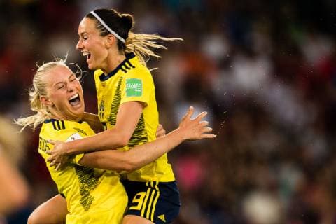 190624 Stina Blackstenius celebrates tighter with Kosovare Asllani of Sweden after scoring 1-0 during the FIFA WomenÂ s World Cup round of sixteen match between Sweden and Canada on June 24, 2019 in Paris. Photo: Simon Hastegard Bildbyran Kod SH 180086 bbeng fotboll football fotball soccer dam women kvinner frankrike france vm vm 2019 verdensmesterskap världsmästerskap fifa women s world cup 2019 world cup attondelsfinal knockout stage canada kanada sverige sweden jubel celebration Copyright: SIMONxHASTEGARD BB190624SH067