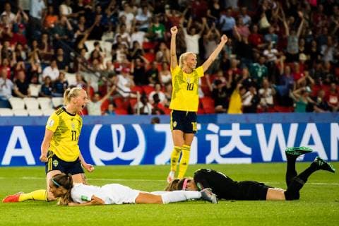 190624 Stina Blackstenius and Sofia Jakobsson of Sweden celebrates after scoring 1-0 during the FIFA WomenÂ s World Cup round of sixteen match between Sweden and Canada on June 24, 2019 in Paris. Photo: Simon Hastegard Bildbyran Kod SH 180086 bbeng fotboll football fotball soccer dam women kvinner frankrike france vm vm 2019 verdensmesterskap världsmästerskap fifa women s world cup 2019 world cup attondelsfinal knockout stage canada kanada sverige sweden jubel celebration Copyright: SIMONxHASTEGARD BB190624SH070