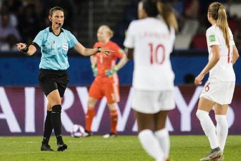 190624 Referee Kate Jacewicz shows VAR during the FIFA WomenÂ s World Cup round of sixteen match between Sweden and Canada on June 24, 2019 in Paris. Photo: Simon Hastegard Bildbyran Kod SH 180086 bbeng fotboll football fotball soccer dam women kvinner frankrike france vm vm 2019 verdensmesterskap världsmästerskap fifa women s world cup 2019 world cup attondelsfinal knockout stage canada kanada sverige sweden Copyright: SIMONxHASTEGARD BB190624SH078